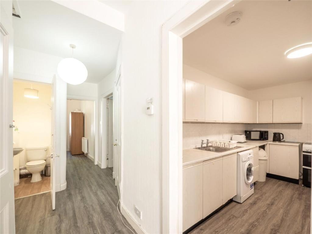 Spacious Center Main Door Flat * Edinburgh