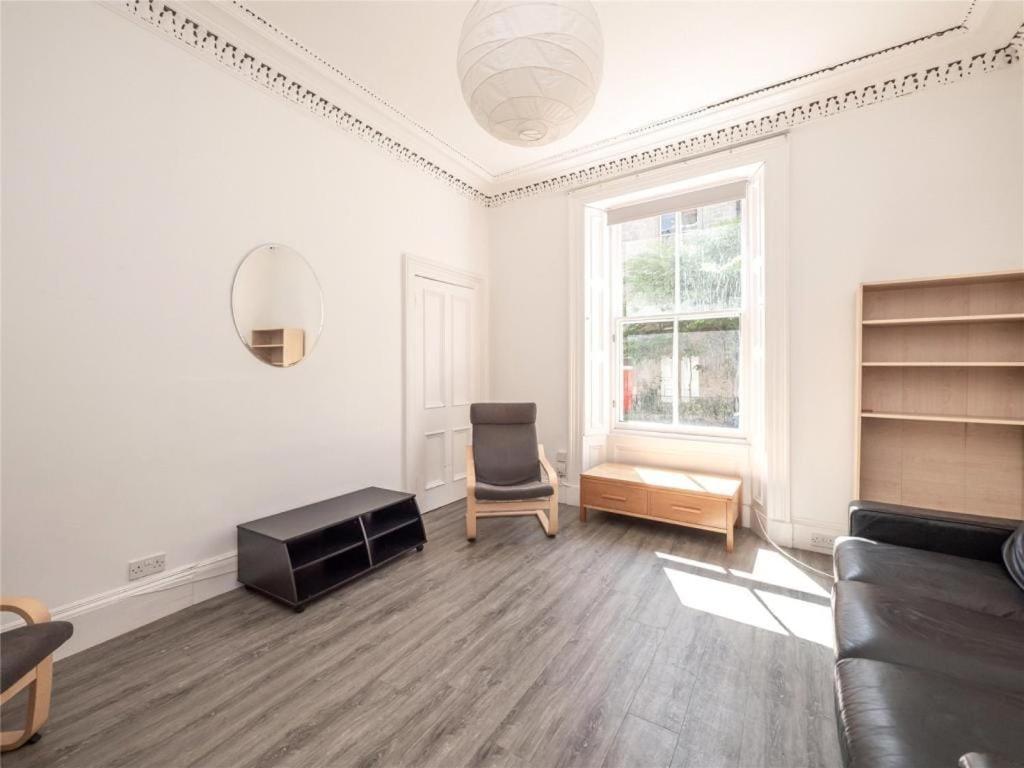 Spacious Center Main Door Flat * Edinburgh